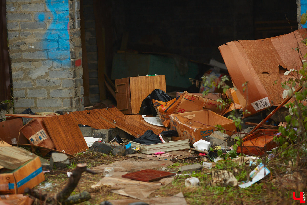 На Рпенском проезде разбирают последний жилой дом, который стоял в створе дороги. Бывшие собственники строения перебираются в новый коттедж в том же районе. Долгая история противостояния наконец-то завершена, что дает шанс сдать долгожданный объект до конца этого года.