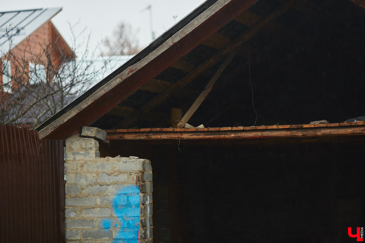 На Рпенском проезде разбирают последний жилой дом, который стоял в створе дороги. Бывшие собственники строения перебираются в новый коттедж в том же районе. Долгая история противостояния наконец-то завершена, что дает шанс сдать долгожданный объект до конца этого года.