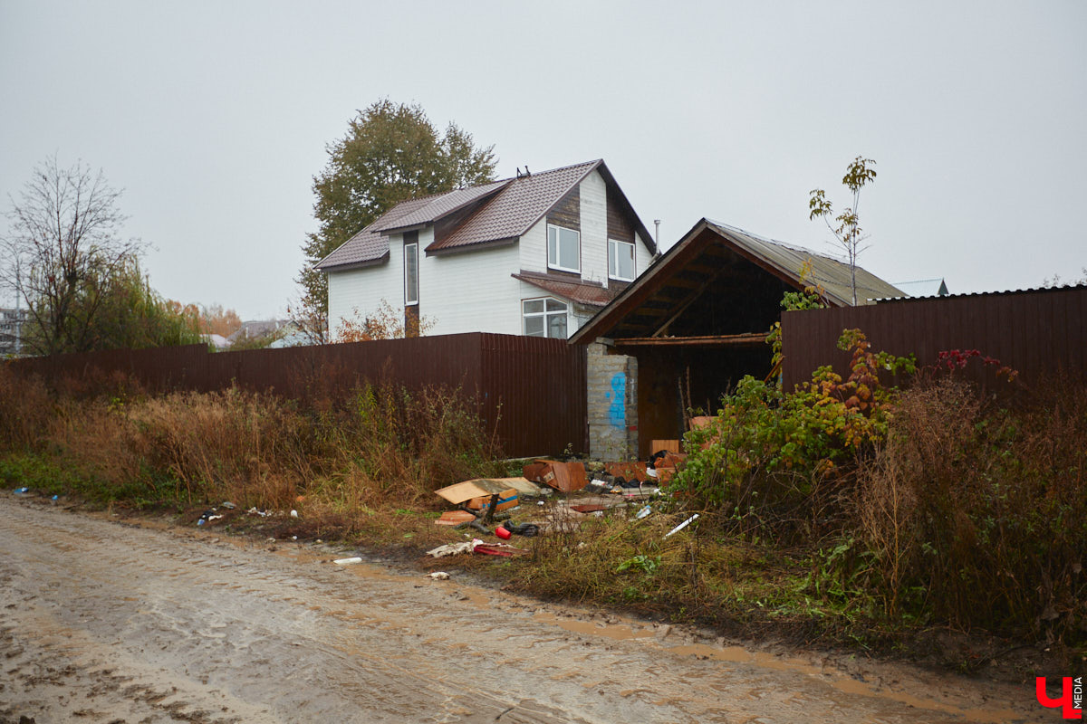 На Рпенском проезде разбирают последний жилой дом, который стоял в створе дороги. Бывшие собственники строения перебираются в новый коттедж в том же районе. Долгая история противостояния наконец-то завершена, что дает шанс сдать долгожданный объект до конца этого года.