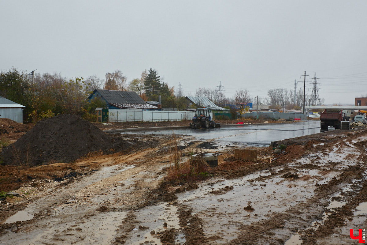 На Рпенском проезде разбирают последний жилой дом, который стоял в створе дороги. Бывшие собственники строения перебираются в новый коттедж в том же районе. Долгая история противостояния наконец-то завершена, что дает шанс сдать долгожданный объект до конца этого года.