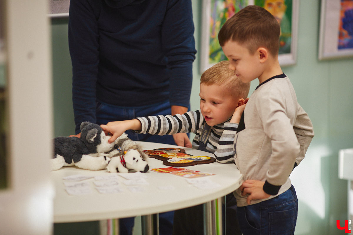 Привить детям любовь к чтению — сложнейшая миссия, которая может оказаться для родителей невыполнимой. И тогда на помощь приходит он — четвероногий канистерапевт. Владимирский приют «Дорога добра» запустил удивительный проект «Пушистая библиотека», в рамках которого ребята приобщаются к миру книг при участии пушистого помощника. Выглядит это так же мило, как и звучит!