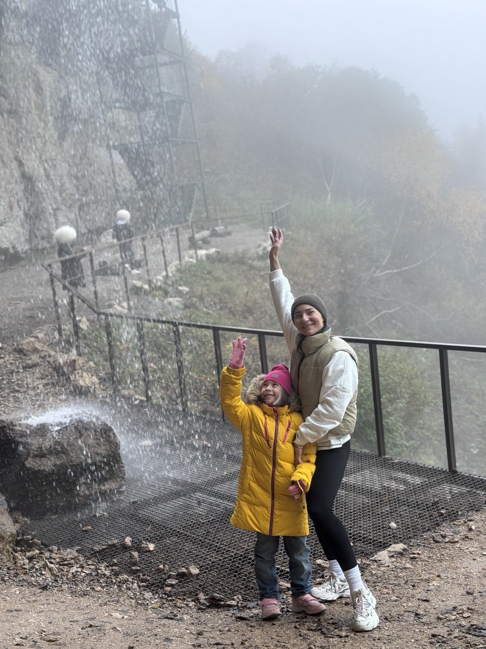 Жительница Владимира Юлия Вишня просто обожает фильм «Властелин колец». А потому горы давно ее манили. Прочувствовать сполна атмосферу любимой трилогии, увидеть парящих в воздухе орлов и взобраться на лошадях на высоту в почти два километра ей удалось в живописной Республике.