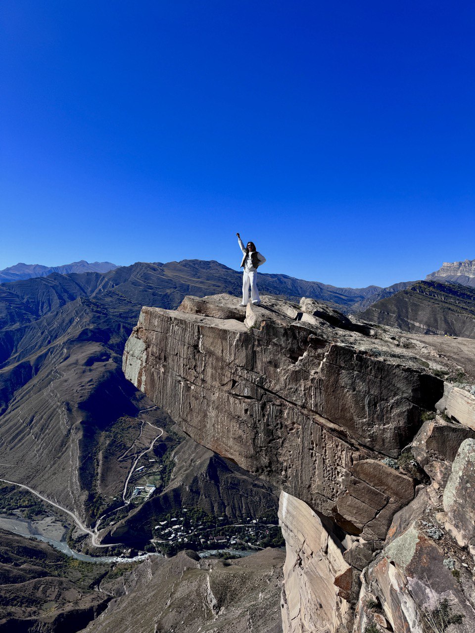 Жительница Владимира Юлия Вишня просто обожает фильм «Властелин колец». А потому горы давно ее манили. Прочувствовать сполна атмосферу любимой трилогии, увидеть парящих в воздухе орлов и взобраться на лошадях на высоту в почти два километра ей удалось в живописной Республике.