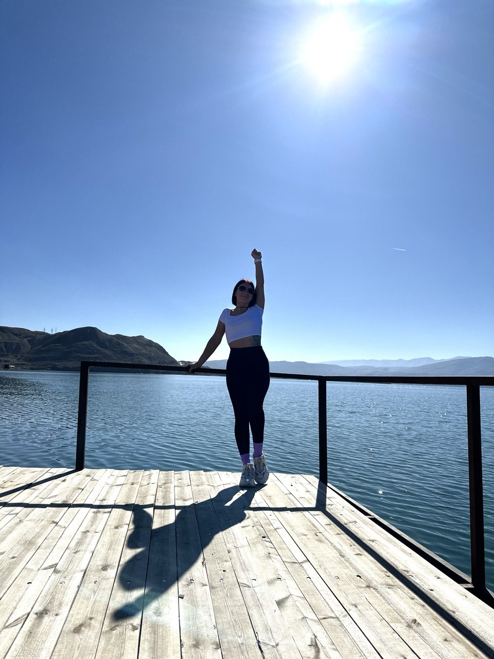 Жительница Владимира Юлия Вишня просто обожает фильм «Властелин колец». А потому горы давно ее манили. Прочувствовать сполна атмосферу любимой трилогии, увидеть парящих в воздухе орлов и взобраться на лошадях на высоту в почти два километра ей удалось в живописной Республике.