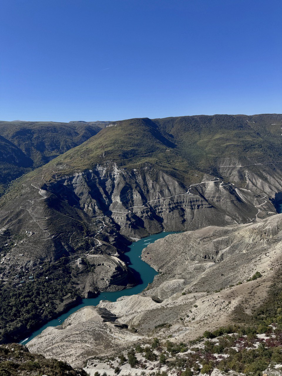 Жительница Владимира Юлия Вишня просто обожает фильм «Властелин колец». А потому горы давно ее манили. Прочувствовать сполна атмосферу любимой трилогии, увидеть парящих в воздухе орлов и взобраться на лошадях на высоту в почти два километра ей удалось в живописной Республике.