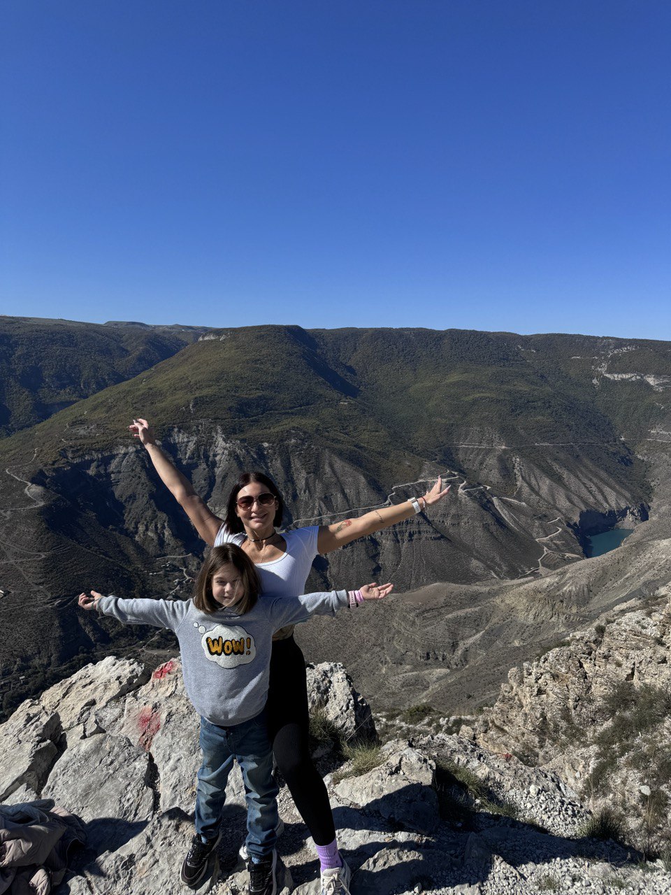 Жительница Владимира Юлия Вишня просто обожает фильм «Властелин колец». А потому горы давно ее манили. Прочувствовать сполна атмосферу любимой трилогии, увидеть парящих в воздухе орлов и взобраться на лошадях на высоту в почти два километра ей удалось в живописной Республике.