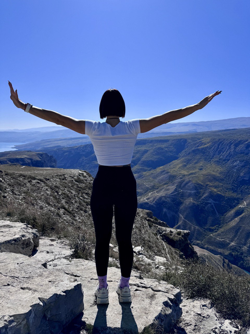 Жительница Владимира Юлия Вишня просто обожает фильм «Властелин колец». А потому горы давно ее манили. Прочувствовать сполна атмосферу любимой трилогии, увидеть парящих в воздухе орлов и взобраться на лошадях на высоту в почти два километра ей удалось в живописной Республике.