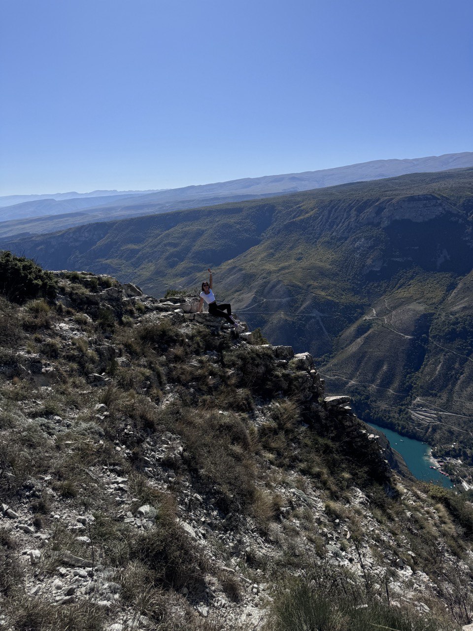 Жительница Владимира Юлия Вишня просто обожает фильм «Властелин колец». А потому горы давно ее манили. Прочувствовать сполна атмосферу любимой трилогии, увидеть парящих в воздухе орлов и взобраться на лошадях на высоту в почти два километра ей удалось в живописной Республике.