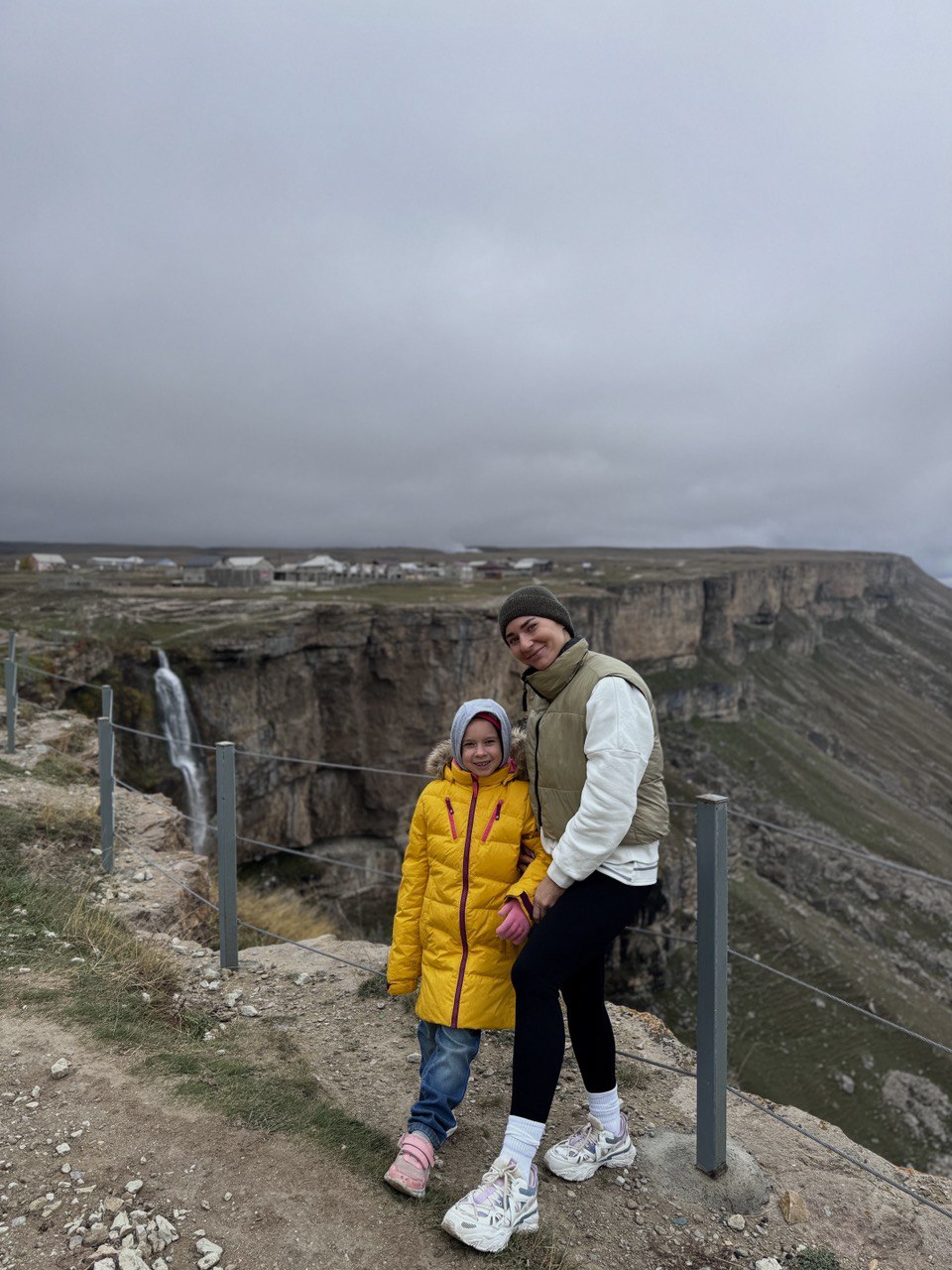 Жительница Владимира Юлия Вишня просто обожает фильм «Властелин колец». А потому горы давно ее манили. Прочувствовать сполна атмосферу любимой трилогии, увидеть парящих в воздухе орлов и взобраться на лошадях на высоту в почти два километра ей удалось в живописной Республике.