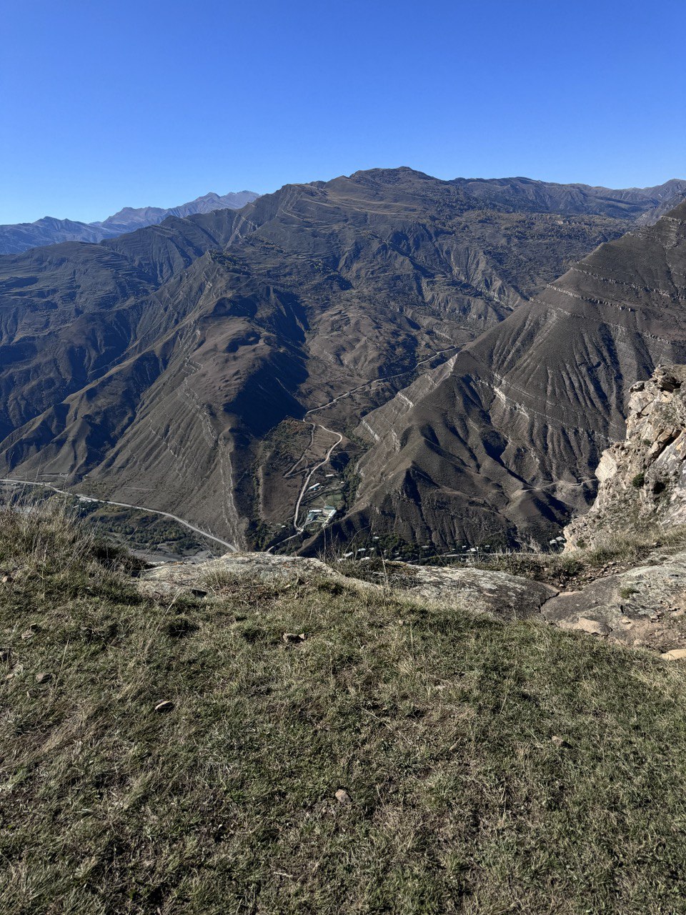 Жительница Владимира Юлия Вишня просто обожает фильм «Властелин колец». А потому горы давно ее манили. Прочувствовать сполна атмосферу любимой трилогии, увидеть парящих в воздухе орлов и взобраться на лошадях на высоту в почти два километра ей удалось в живописной Республике.