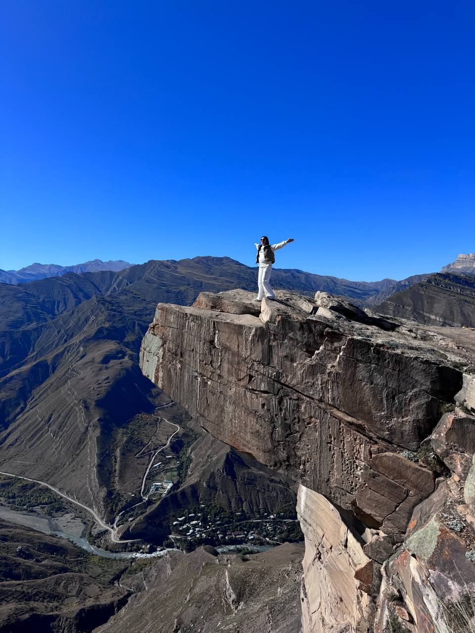 Жительница Владимира Юлия Вишня просто обожает фильм «Властелин колец». А потому горы давно ее манили. Прочувствовать сполна атмосферу любимой трилогии, увидеть парящих в воздухе орлов и взобраться на лошадях на высоту в почти два километра ей удалось в живописной Республике.