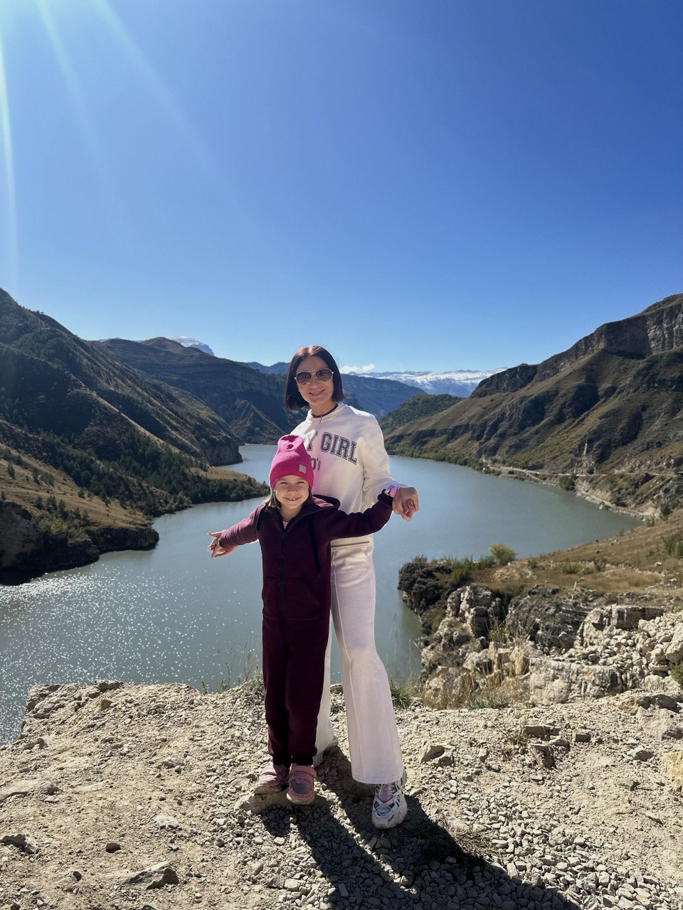 Жительница Владимира Юлия Вишня просто обожает фильм «Властелин колец». А потому горы давно ее манили. Прочувствовать сполна атмосферу любимой трилогии, увидеть парящих в воздухе орлов и взобраться на лошадях на высоту в почти два километра ей удалось в живописной Республике.