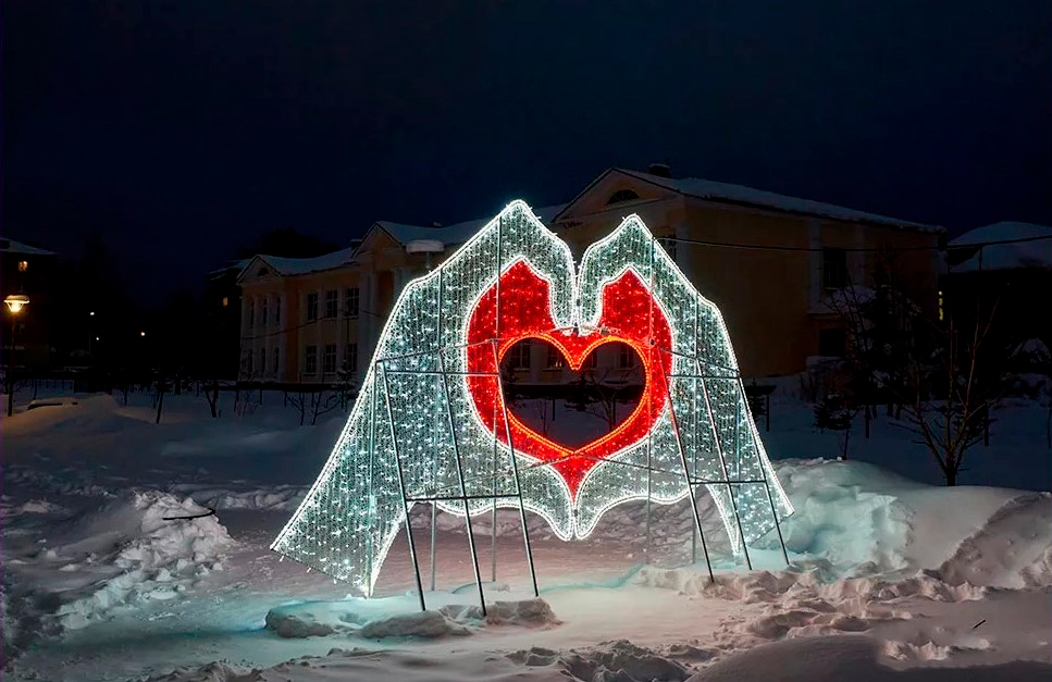 До боя курантов больше двух месяцев, но сразу после первого снега тема праздников становится наиболее актуальной. И главное внимание тут, конечно же, к Суздалю, который стал новогодней столицей России и уже готовится принять десятки тысяч туристов. Варианты для аренды жилья в городе-музее поражают воображение, в особенности ценами. Хотя Владимиру тоже будет чем нас удивить.