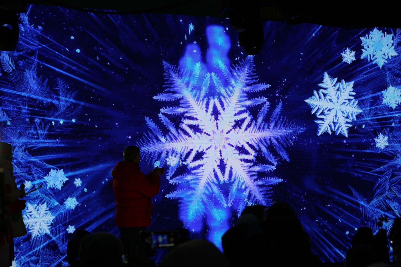 До боя курантов больше двух месяцев, но сразу после первого снега тема праздников становится наиболее актуальной. И главное внимание тут, конечно же, к Суздалю, который стал новогодней столицей России и уже готовится принять десятки тысяч туристов. Варианты для аренды жилья в городе-музее поражают воображение, в особенности ценами. Хотя Владимиру тоже будет чем нас удивить.