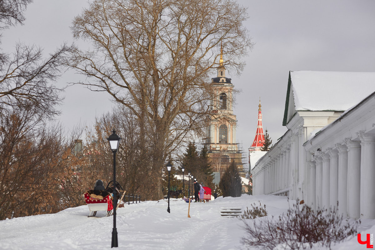 До боя курантов больше двух месяцев, но сразу после первого снега тема праздников становится наиболее актуальной. И главное внимание тут, конечно же, к Суздалю, который стал новогодней столицей России и уже готовится принять десятки тысяч туристов. Варианты для аренды жилья в городе-музее поражают воображение, в особенности ценами. Хотя Владимиру тоже будет чем нас удивить.