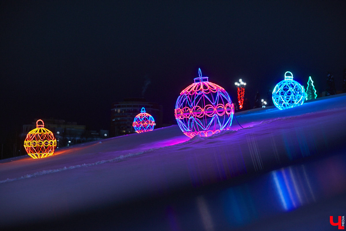 До боя курантов больше двух месяцев, но сразу после первого снега тема праздников становится наиболее актуальной. И главное внимание тут, конечно же, к Суздалю, который стал новогодней столицей России и уже готовится принять десятки тысяч туристов. Варианты для аренды жилья в городе-музее поражают воображение, в особенности ценами. Хотя Владимиру тоже будет чем нас удивить.