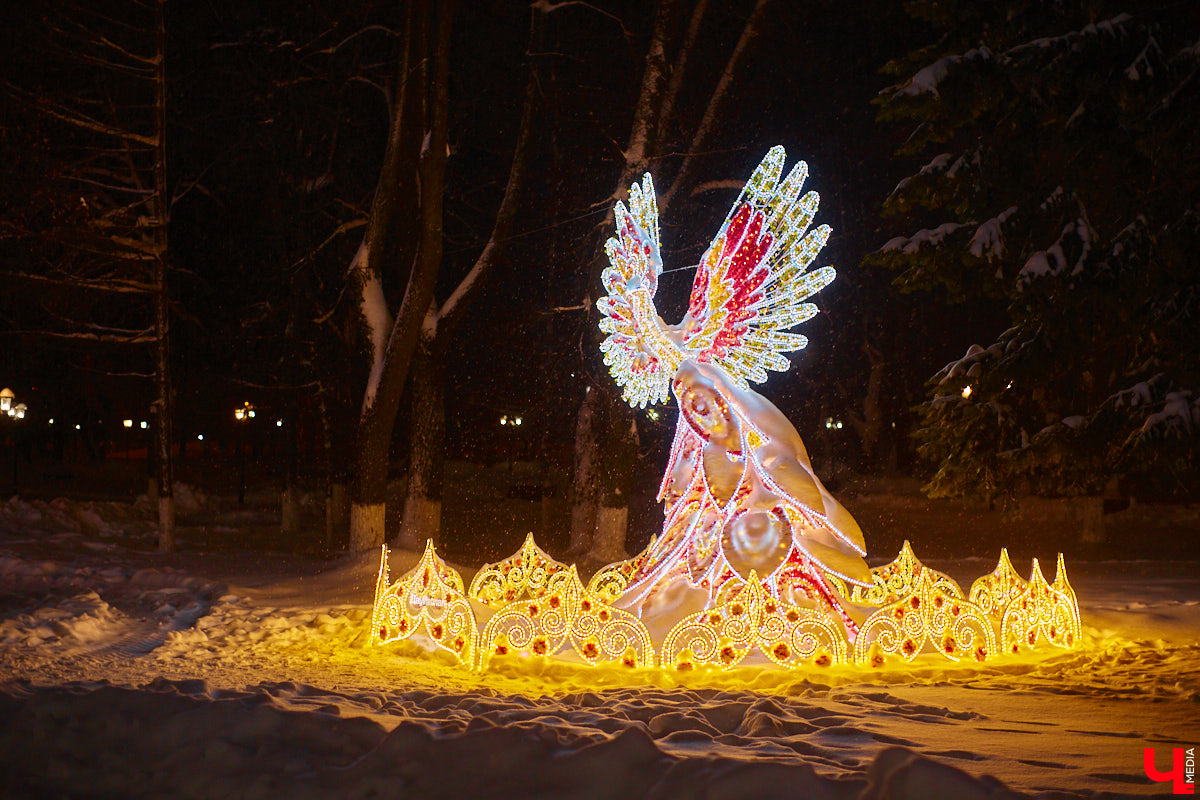До боя курантов больше двух месяцев, но сразу после первого снега тема праздников становится наиболее актуальной. И главное внимание тут, конечно же, к Суздалю, который стал новогодней столицей России и уже готовится принять десятки тысяч туристов. Варианты для аренды жилья в городе-музее поражают воображение, в особенности ценами. Хотя Владимиру тоже будет чем нас удивить.