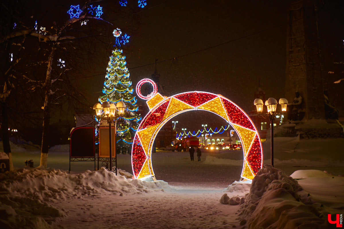 До боя курантов больше двух месяцев, но сразу после первого снега тема праздников становится наиболее актуальной. И главное внимание тут, конечно же, к Суздалю, который стал новогодней столицей России и уже готовится принять десятки тысяч туристов. Варианты для аренды жилья в городе-музее поражают воображение, в особенности ценами. Хотя Владимиру тоже будет чем нас удивить.