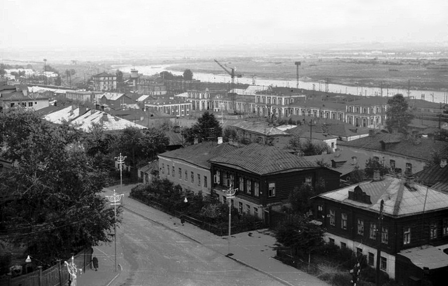 Небольшая улица Карла Маркса проходит параллельно Большой Московской от пересечения Урицкого и Коммунального спуска до Вокзального спуска. Имя немецкого философа и идеолога коммунистического движения она стала носить с 1923 года. Во второй половине XIX века владимирские купцы активно строили здесь доходные дома, в которых открывали трактиры и постоялые дворы. Кроме того, на этой улице до революции находилось крупнейшее промышленное предприятие города — бумаготкацкая фабрика купца Никитина, корпуса которого в конце XIX — начале XX века занимал гренадерский полк.