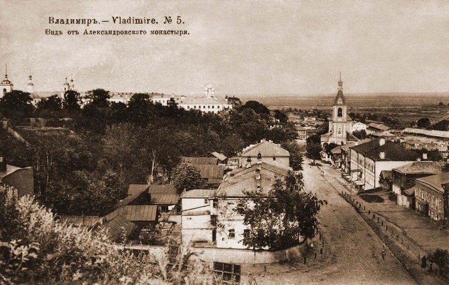 Небольшая улица Карла Маркса проходит параллельно Большой Московской от пересечения Урицкого и Коммунального спуска до Вокзального спуска. Имя немецкого философа и идеолога коммунистического движения она стала носить с 1923 года. Во второй половине XIX века владимирские купцы активно строили здесь доходные дома, в которых открывали трактиры и постоялые дворы. Кроме того, на этой улице до революции находилось крупнейшее промышленное предприятие города — бумаготкацкая фабрика купца Никитина, корпуса которого в конце XIX — начале XX века занимал гренадерский полк.