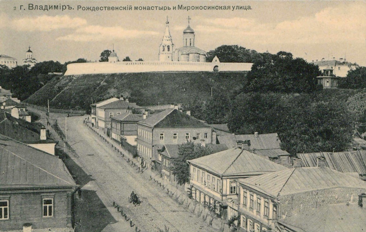 Небольшая улица Карла Маркса проходит параллельно Большой Московской от пересечения Урицкого и Коммунального спуска до Вокзального спуска. Имя немецкого философа и идеолога коммунистического движения она стала носить с 1923 года. Во второй половине XIX века владимирские купцы активно строили здесь доходные дома, в которых открывали трактиры и постоялые дворы. Кроме того, на этой улице до революции находилось крупнейшее промышленное предприятие города — бумаготкацкая фабрика купца Никитина, корпуса которого в конце XIX — начале XX века занимал гренадерский полк.