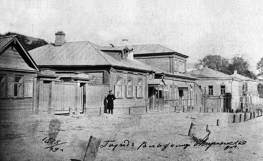 Небольшая улица Карла Маркса проходит параллельно Большой Московской от пересечения Урицкого и Коммунального спуска до Вокзального спуска. Имя немецкого философа и идеолога коммунистического движения она стала носить с 1923 года. Во второй половине XIX века владимирские купцы активно строили здесь доходные дома, в которых открывали трактиры и постоялые дворы. Кроме того, на этой улице до революции находилось крупнейшее промышленное предприятие города — бумаготкацкая фабрика купца Никитина, корпуса которого в конце XIX — начале XX века занимал гренадерский полк.