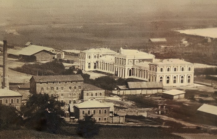 Небольшая улица Карла Маркса проходит параллельно Большой Московской от пересечения Урицкого и Коммунального спуска до Вокзального спуска. Имя немецкого философа и идеолога коммунистического движения она стала носить с 1923 года. Во второй половине XIX века владимирские купцы активно строили здесь доходные дома, в которых открывали трактиры и постоялые дворы. Кроме того, на этой улице до революции находилось крупнейшее промышленное предприятие города — бумаготкацкая фабрика купца Никитина, корпуса которого в конце XIX — начале XX века занимал гренадерский полк.