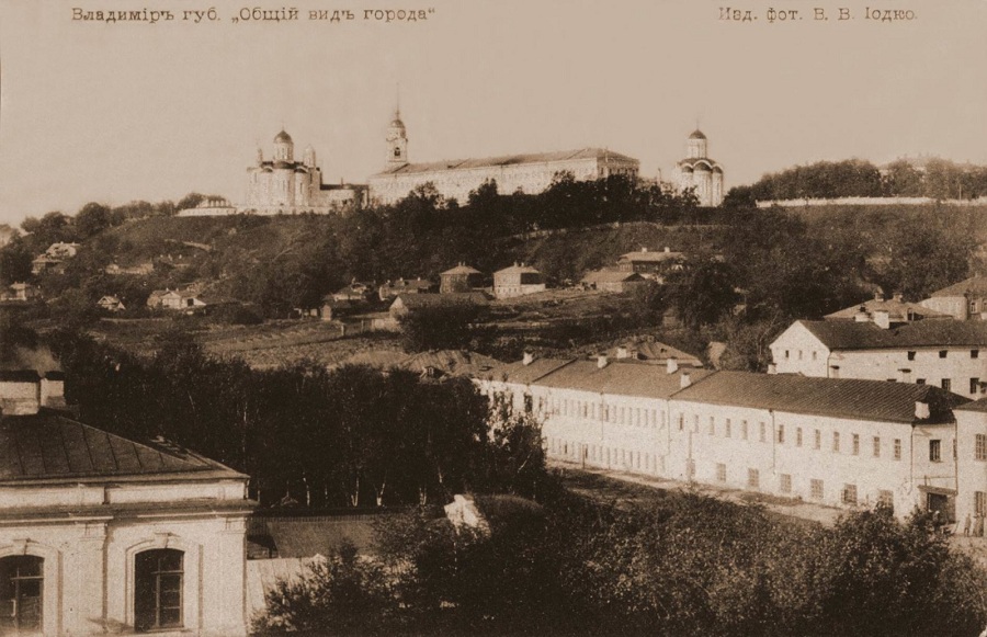 Небольшая улица Карла Маркса проходит параллельно Большой Московской от пересечения Урицкого и Коммунального спуска до Вокзального спуска. Имя немецкого философа и идеолога коммунистического движения она стала носить с 1923 года. Во второй половине XIX века владимирские купцы активно строили здесь доходные дома, в которых открывали трактиры и постоялые дворы. Кроме того, на этой улице до революции находилось крупнейшее промышленное предприятие города — бумаготкацкая фабрика купца Никитина, корпуса которого в конце XIX — начале XX века занимал гренадерский полк.