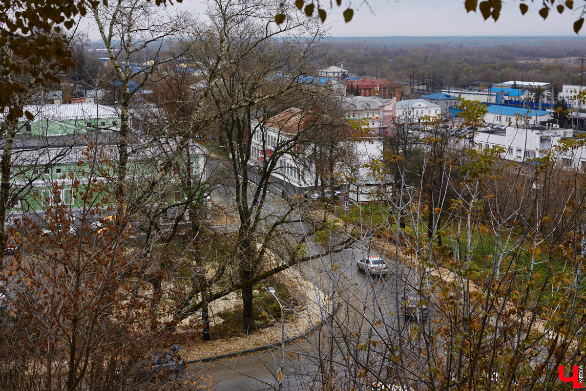 Небольшая улица Карла Маркса проходит параллельно Большой Московской от пересечения Урицкого и Коммунального спуска до Вокзального спуска. Имя немецкого философа и идеолога коммунистического движения она стала носить с 1923 года. Во второй половине XIX века владимирские купцы активно строили здесь доходные дома, в которых открывали трактиры и постоялые дворы. Кроме того, на этой улице до революции находилось крупнейшее промышленное предприятие города — бумаготкацкая фабрика купца Никитина, корпуса которого в конце XIX — начале XX века занимал гренадерский полк.