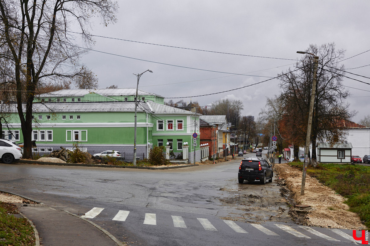 Небольшая улица Карла Маркса проходит параллельно Большой Московской от пересечения Урицкого и Коммунального спуска до Вокзального спуска. Имя немецкого философа и идеолога коммунистического движения она стала носить с 1923 года. Во второй половине XIX века владимирские купцы активно строили здесь доходные дома, в которых открывали трактиры и постоялые дворы. Кроме того, на этой улице до революции находилось крупнейшее промышленное предприятие города — бумаготкацкая фабрика купца Никитина, корпуса которого в конце XIX — начале XX века занимал гренадерский полк.