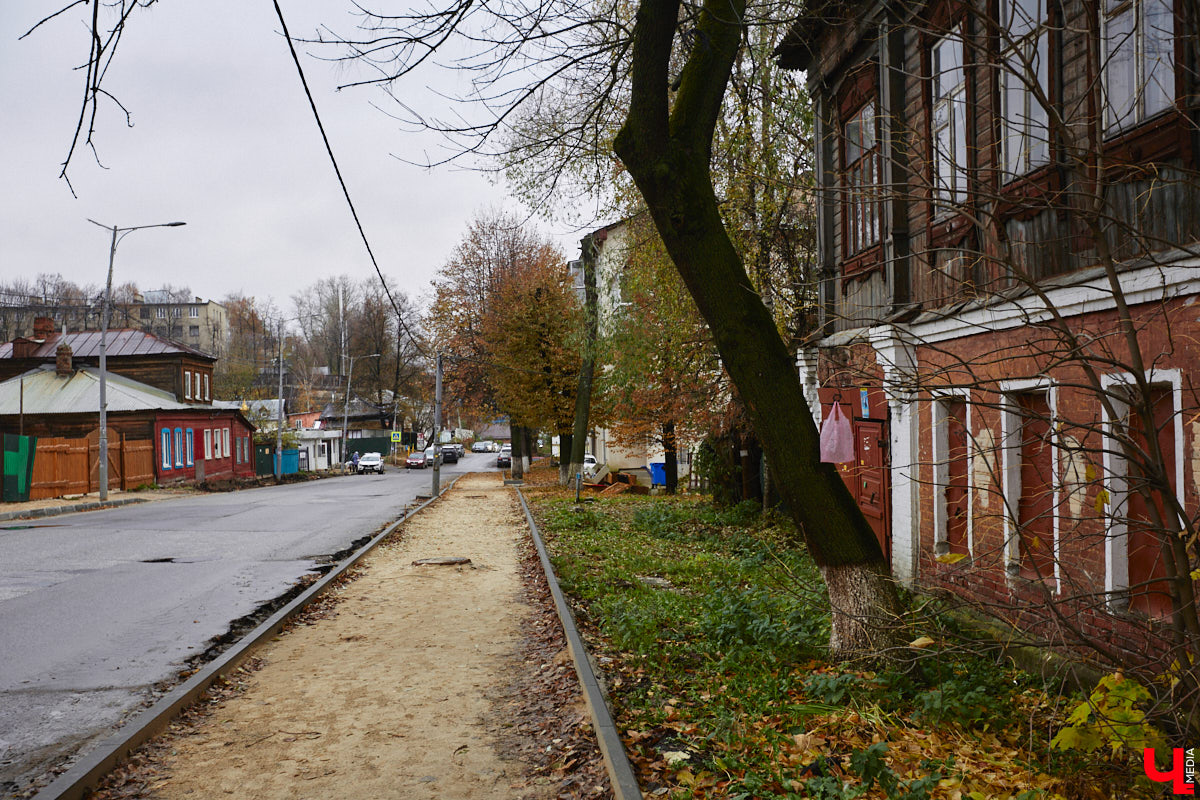 Небольшая улица Карла Маркса проходит параллельно Большой Московской от пересечения Урицкого и Коммунального спуска до Вокзального спуска. Имя немецкого философа и идеолога коммунистического движения она стала носить с 1923 года. Во второй половине XIX века владимирские купцы активно строили здесь доходные дома, в которых открывали трактиры и постоялые дворы. Кроме того, на этой улице до революции находилось крупнейшее промышленное предприятие города — бумаготкацкая фабрика купца Никитина, корпуса которого в конце XIX — начале XX века занимал гренадерский полк.