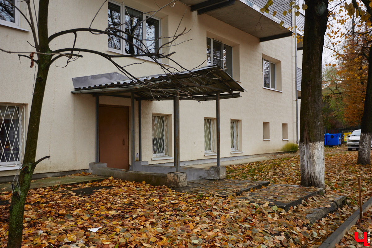 Небольшая улица Карла Маркса проходит параллельно Большой Московской от пересечения Урицкого и Коммунального спуска до Вокзального спуска. Имя немецкого философа и идеолога коммунистического движения она стала носить с 1923 года. Во второй половине XIX века владимирские купцы активно строили здесь доходные дома, в которых открывали трактиры и постоялые дворы. Кроме того, на этой улице до революции находилось крупнейшее промышленное предприятие города — бумаготкацкая фабрика купца Никитина, корпуса которого в конце XIX — начале XX века занимал гренадерский полк.