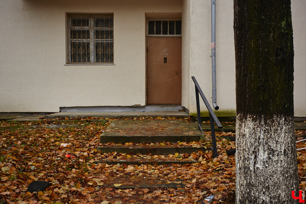 Небольшая улица Карла Маркса проходит параллельно Большой Московской от пересечения Урицкого и Коммунального спуска до Вокзального спуска. Имя немецкого философа и идеолога коммунистического движения она стала носить с 1923 года. Во второй половине XIX века владимирские купцы активно строили здесь доходные дома, в которых открывали трактиры и постоялые дворы. Кроме того, на этой улице до революции находилось крупнейшее промышленное предприятие города — бумаготкацкая фабрика купца Никитина, корпуса которого в конце XIX — начале XX века занимал гренадерский полк.