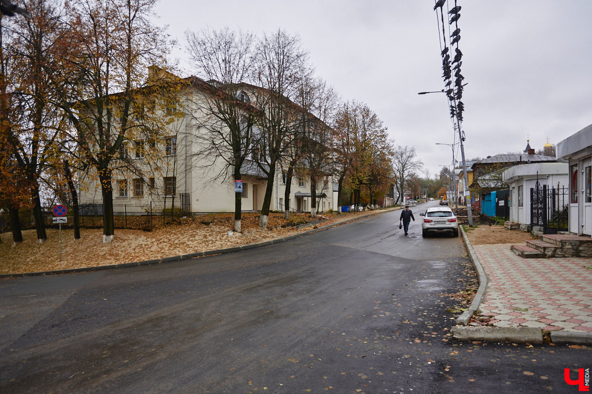 Небольшая улица Карла Маркса проходит параллельно Большой Московской от пересечения Урицкого и Коммунального спуска до Вокзального спуска. Имя немецкого философа и идеолога коммунистического движения она стала носить с 1923 года. Во второй половине XIX века владимирские купцы активно строили здесь доходные дома, в которых открывали трактиры и постоялые дворы. Кроме того, на этой улице до революции находилось крупнейшее промышленное предприятие города — бумаготкацкая фабрика купца Никитина, корпуса которого в конце XIX — начале XX века занимал гренадерский полк.