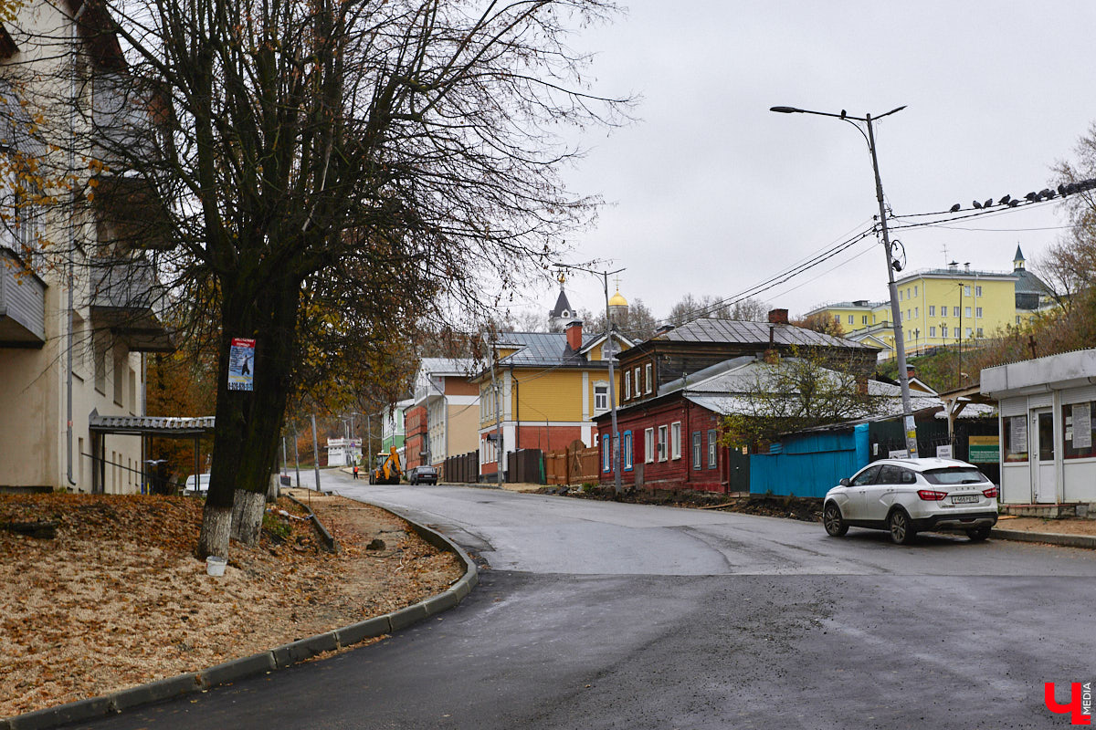 Небольшая улица Карла Маркса проходит параллельно Большой Московской от пересечения Урицкого и Коммунального спуска до Вокзального спуска. Имя немецкого философа и идеолога коммунистического движения она стала носить с 1923 года. Во второй половине XIX века владимирские купцы активно строили здесь доходные дома, в которых открывали трактиры и постоялые дворы. Кроме того, на этой улице до революции находилось крупнейшее промышленное предприятие города — бумаготкацкая фабрика купца Никитина, корпуса которого в конце XIX — начале XX века занимал гренадерский полк.