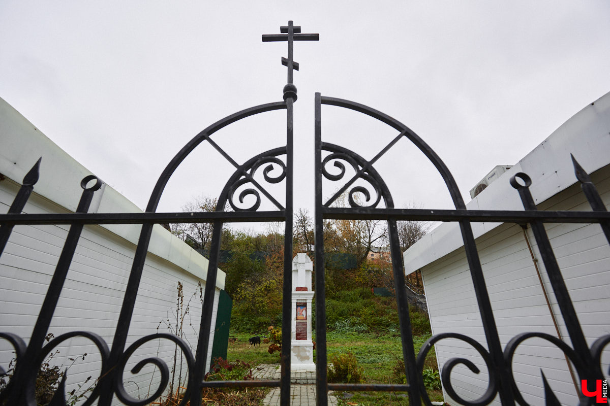 Небольшая улица Карла Маркса проходит параллельно Большой Московской от пересечения Урицкого и Коммунального спуска до Вокзального спуска. Имя немецкого философа и идеолога коммунистического движения она стала носить с 1923 года. Во второй половине XIX века владимирские купцы активно строили здесь доходные дома, в которых открывали трактиры и постоялые дворы. Кроме того, на этой улице до революции находилось крупнейшее промышленное предприятие города — бумаготкацкая фабрика купца Никитина, корпуса которого в конце XIX — начале XX века занимал гренадерский полк.