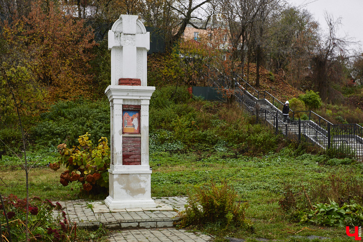 Небольшая улица Карла Маркса проходит параллельно Большой Московской от пересечения Урицкого и Коммунального спуска до Вокзального спуска. Имя немецкого философа и идеолога коммунистического движения она стала носить с 1923 года. Во второй половине XIX века владимирские купцы активно строили здесь доходные дома, в которых открывали трактиры и постоялые дворы. Кроме того, на этой улице до революции находилось крупнейшее промышленное предприятие города — бумаготкацкая фабрика купца Никитина, корпуса которого в конце XIX — начале XX века занимал гренадерский полк.