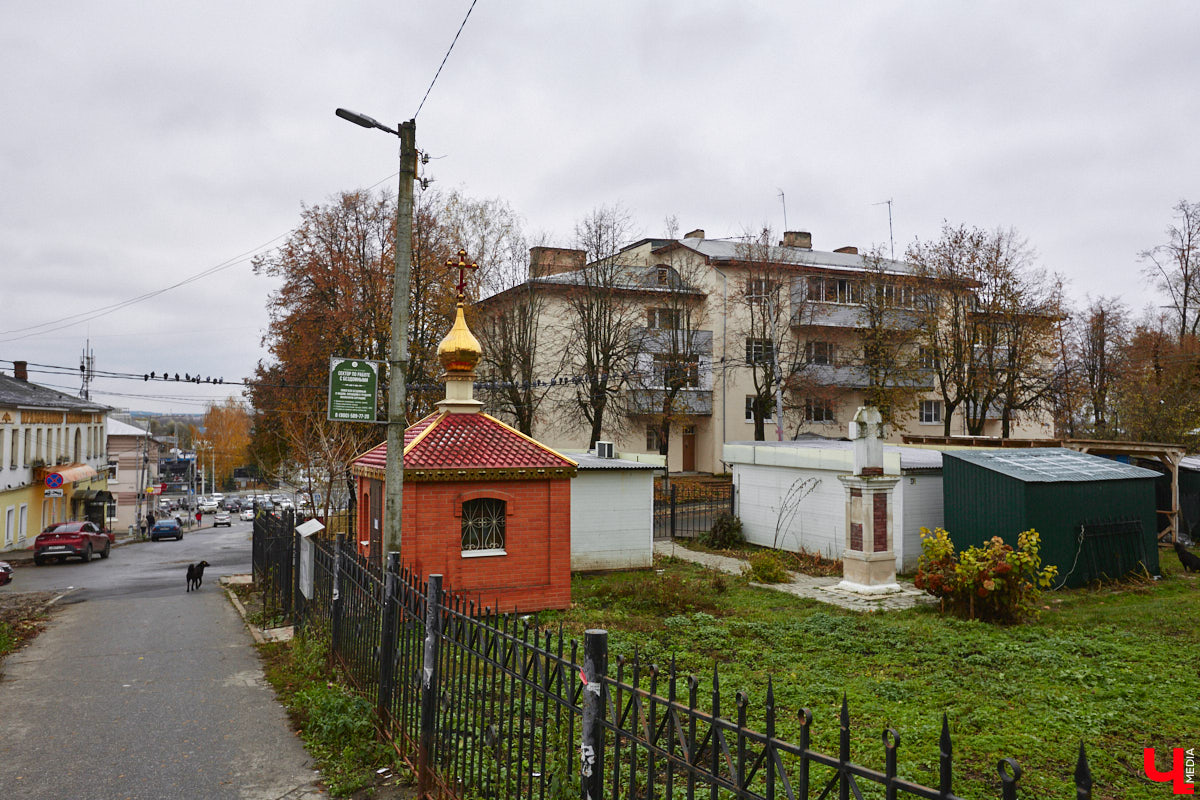 Небольшая улица Карла Маркса проходит параллельно Большой Московской от пересечения Урицкого и Коммунального спуска до Вокзального спуска. Имя немецкого философа и идеолога коммунистического движения она стала носить с 1923 года. Во второй половине XIX века владимирские купцы активно строили здесь доходные дома, в которых открывали трактиры и постоялые дворы. Кроме того, на этой улице до революции находилось крупнейшее промышленное предприятие города — бумаготкацкая фабрика купца Никитина, корпуса которого в конце XIX — начале XX века занимал гренадерский полк.