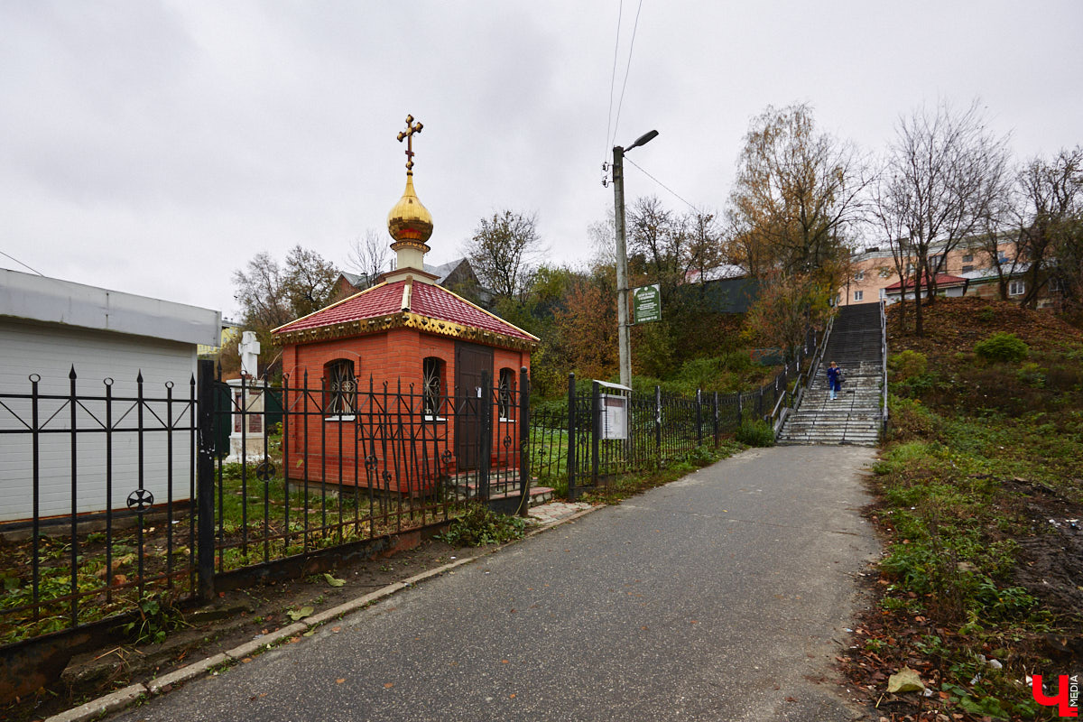 Небольшая улица Карла Маркса проходит параллельно Большой Московской от пересечения Урицкого и Коммунального спуска до Вокзального спуска. Имя немецкого философа и идеолога коммунистического движения она стала носить с 1923 года. Во второй половине XIX века владимирские купцы активно строили здесь доходные дома, в которых открывали трактиры и постоялые дворы. Кроме того, на этой улице до революции находилось крупнейшее промышленное предприятие города — бумаготкацкая фабрика купца Никитина, корпуса которого в конце XIX — начале XX века занимал гренадерский полк.