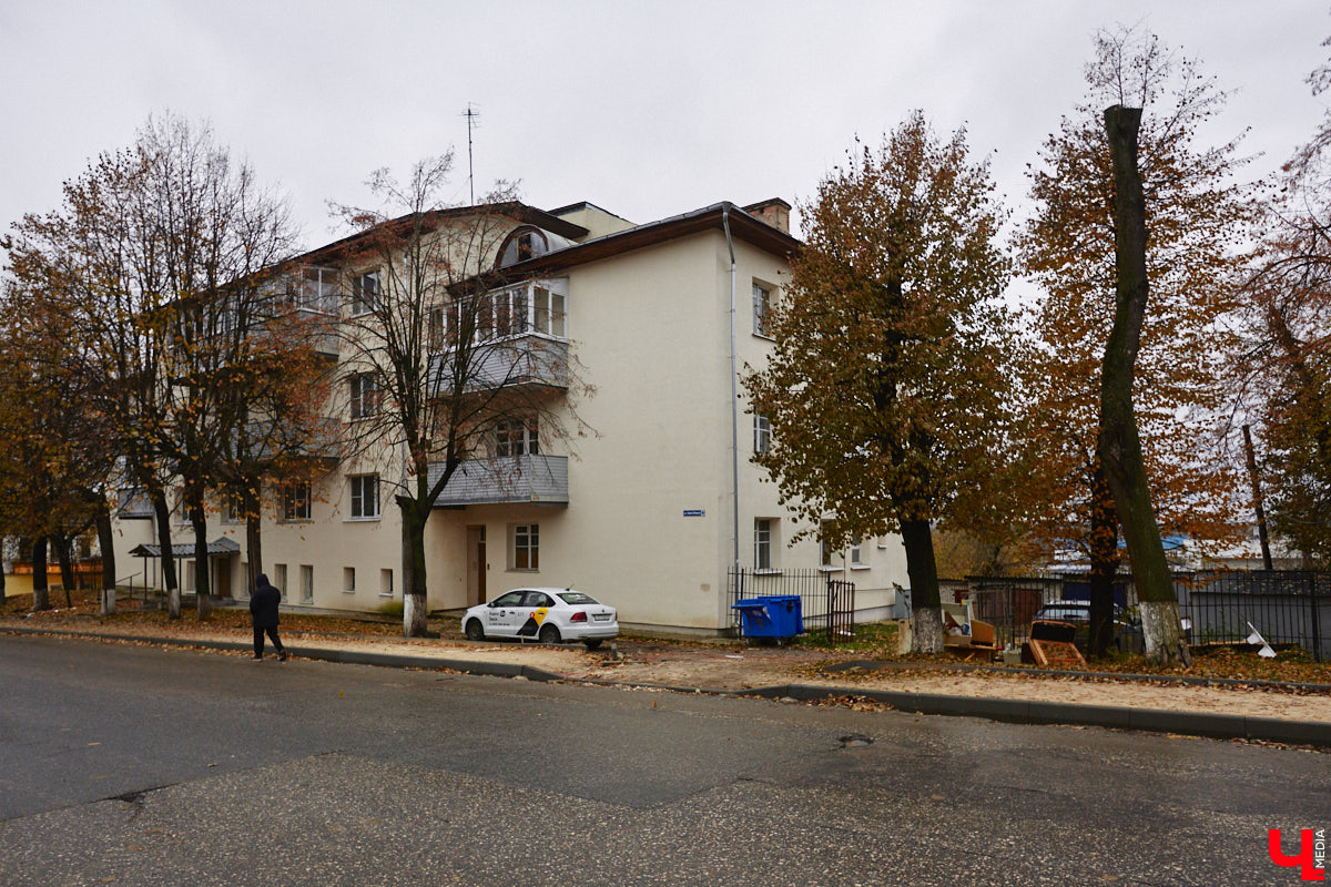 Небольшая улица Карла Маркса проходит параллельно Большой Московской от пересечения Урицкого и Коммунального спуска до Вокзального спуска. Имя немецкого философа и идеолога коммунистического движения она стала носить с 1923 года. Во второй половине XIX века владимирские купцы активно строили здесь доходные дома, в которых открывали трактиры и постоялые дворы. Кроме того, на этой улице до революции находилось крупнейшее промышленное предприятие города — бумаготкацкая фабрика купца Никитина, корпуса которого в конце XIX — начале XX века занимал гренадерский полк.