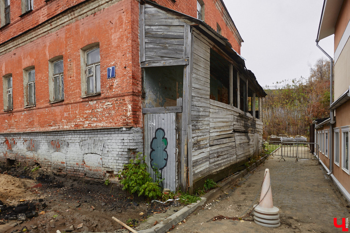 Небольшая улица Карла Маркса проходит параллельно Большой Московской от пересечения Урицкого и Коммунального спуска до Вокзального спуска. Имя немецкого философа и идеолога коммунистического движения она стала носить с 1923 года. Во второй половине XIX века владимирские купцы активно строили здесь доходные дома, в которых открывали трактиры и постоялые дворы. Кроме того, на этой улице до революции находилось крупнейшее промышленное предприятие города — бумаготкацкая фабрика купца Никитина, корпуса которого в конце XIX — начале XX века занимал гренадерский полк.