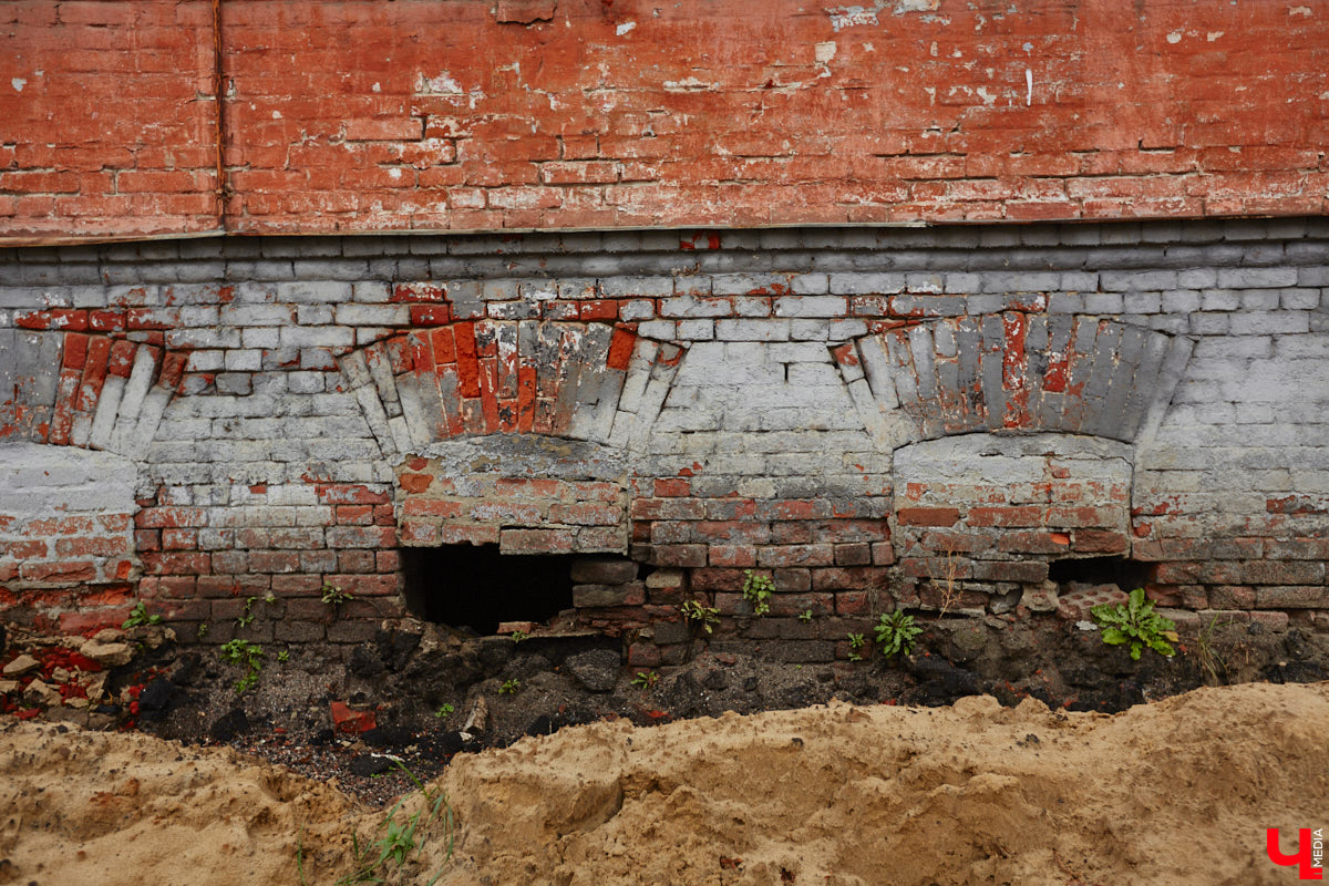 Небольшая улица Карла Маркса проходит параллельно Большой Московской от пересечения Урицкого и Коммунального спуска до Вокзального спуска. Имя немецкого философа и идеолога коммунистического движения она стала носить с 1923 года. Во второй половине XIX века владимирские купцы активно строили здесь доходные дома, в которых открывали трактиры и постоялые дворы. Кроме того, на этой улице до революции находилось крупнейшее промышленное предприятие города — бумаготкацкая фабрика купца Никитина, корпуса которого в конце XIX — начале XX века занимал гренадерский полк.