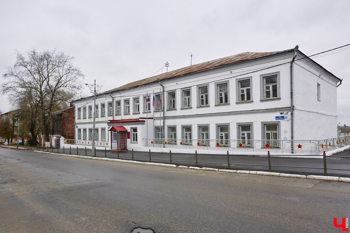 Небольшая улица Карла Маркса проходит параллельно Большой Московской от пересечения Урицкого и Коммунального спуска до Вокзального спуска. Имя немецкого философа и идеолога коммунистического движения она стала носить с 1923 года. Во второй половине XIX века владимирские купцы активно строили здесь доходные дома, в которых открывали трактиры и постоялые дворы. Кроме того, на этой улице до революции находилось крупнейшее промышленное предприятие города — бумаготкацкая фабрика купца Никитина, корпуса которого в конце XIX — начале XX века занимал гренадерский полк.