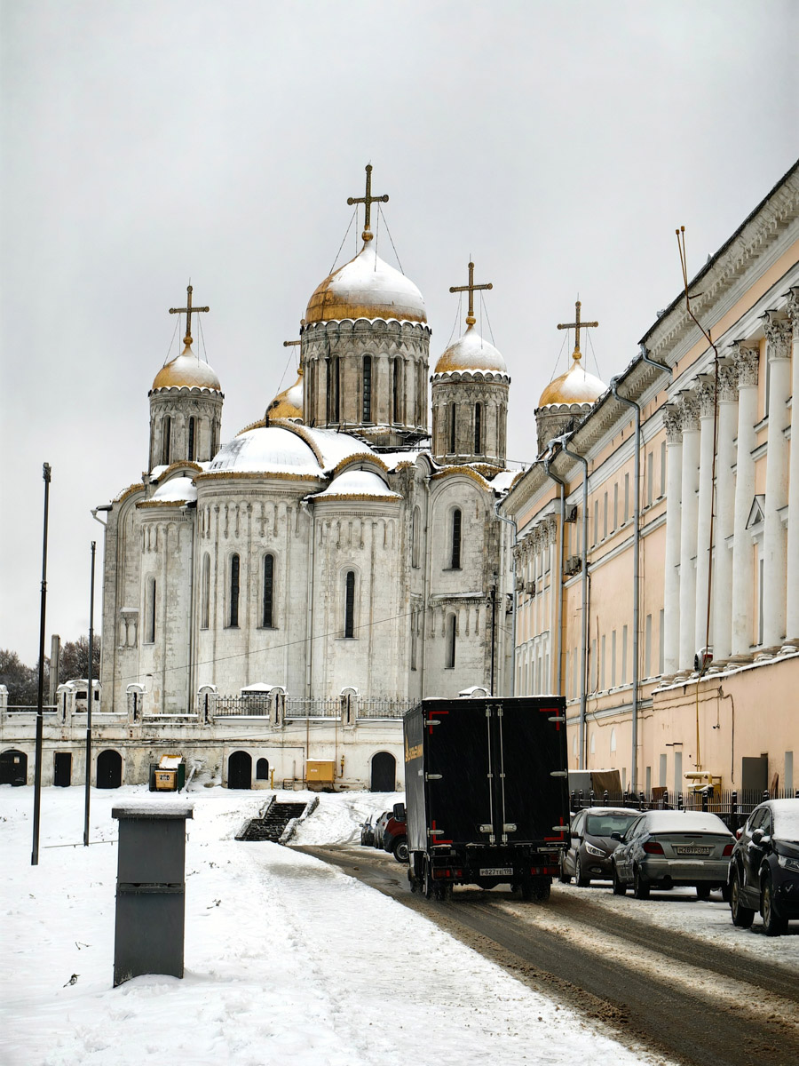 Во Владимире планируют построить дорогу-дублер, которая соединит улицы Гастелло и Куйбышева. Мэрия уже заказала ее проект. Такой вариант позволит частично разгрузить район Горького и лучше связать город с Пекинкой. Также во Владимире займутся ремонтом и подключением подъемников на надземных пешеходных переходах. Но давайте обо всем по порядку.