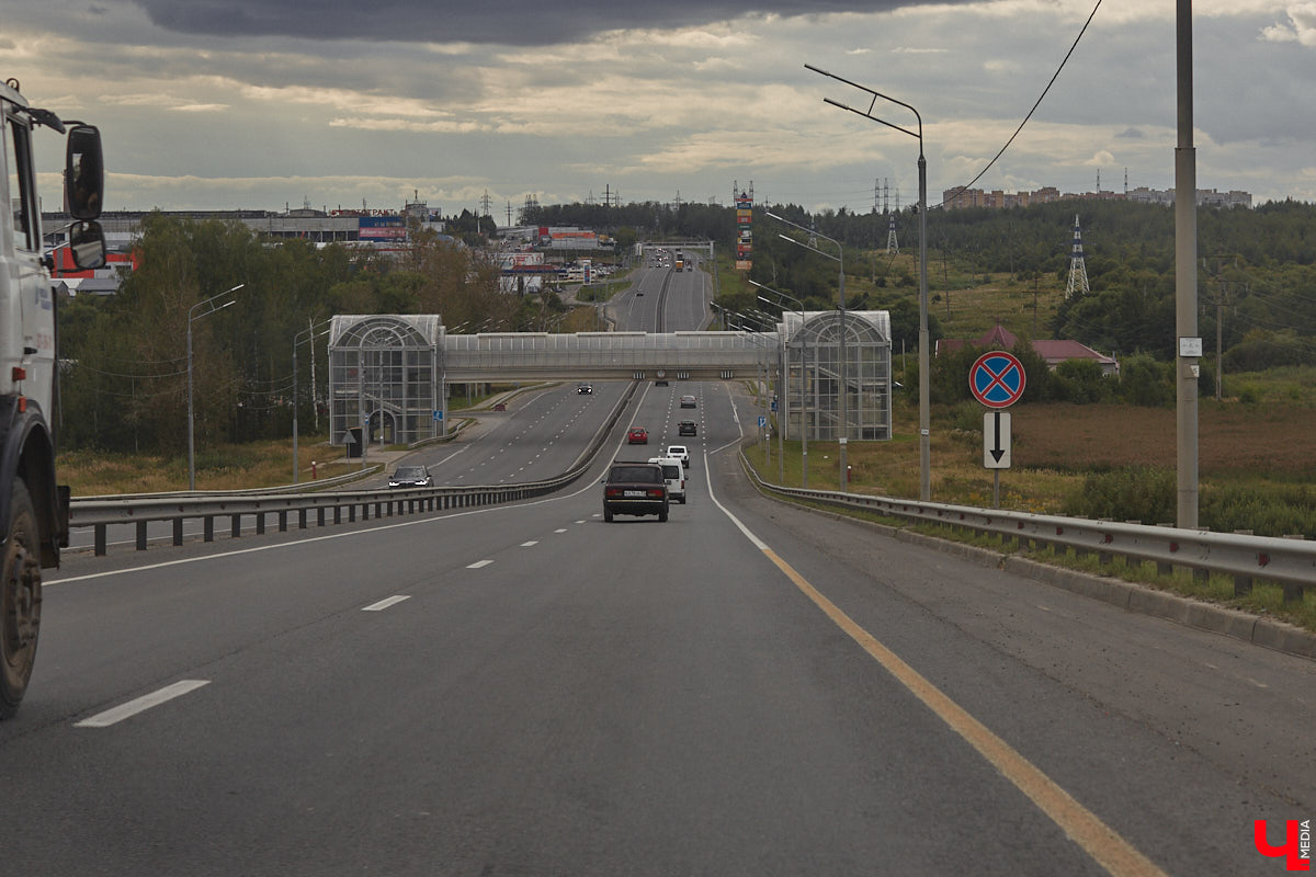 Во Владимире планируют построить дорогу-дублер, которая соединит улицы Гастелло и Куйбышева. Мэрия уже заказала ее проект. Такой вариант позволит частично разгрузить район Горького и лучше связать город с Пекинкой. Также во Владимире займутся ремонтом и подключением подъемников на надземных пешеходных переходах. Но давайте обо всем по порядку.