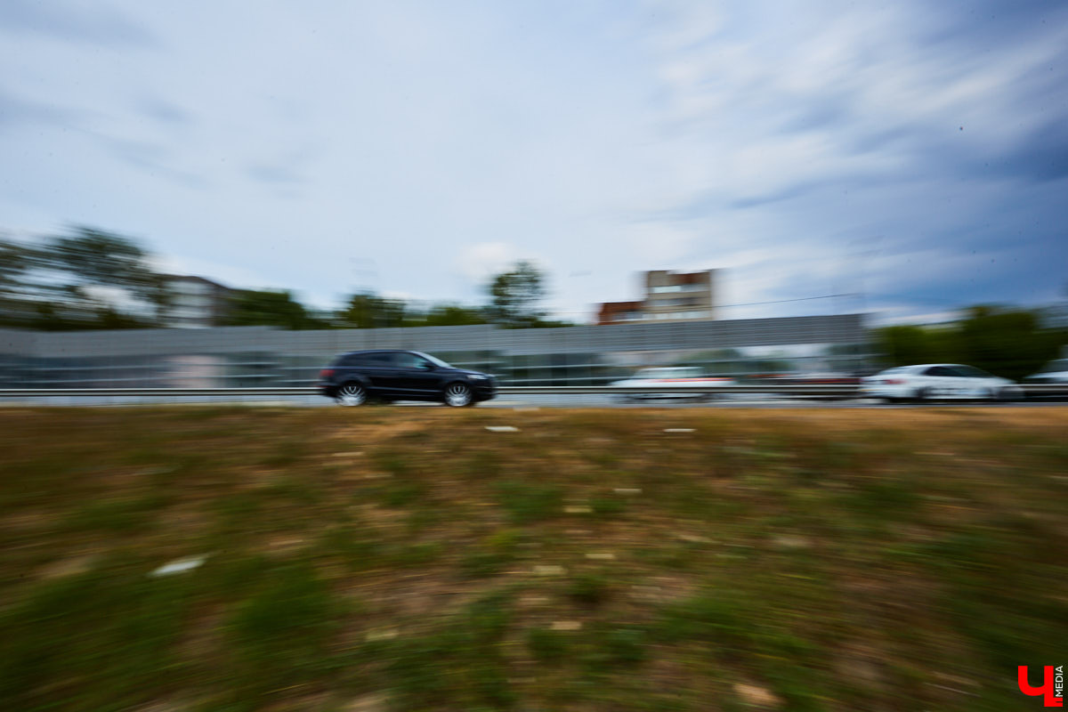 Во Владимире планируют построить дорогу-дублер, которая соединит улицы Гастелло и Куйбышева. Мэрия уже заказала ее проект. Такой вариант позволит частично разгрузить район Горького и лучше связать город с Пекинкой. Также во Владимире займутся ремонтом и подключением подъемников на надземных пешеходных переходах. Но давайте обо всем по порядку.