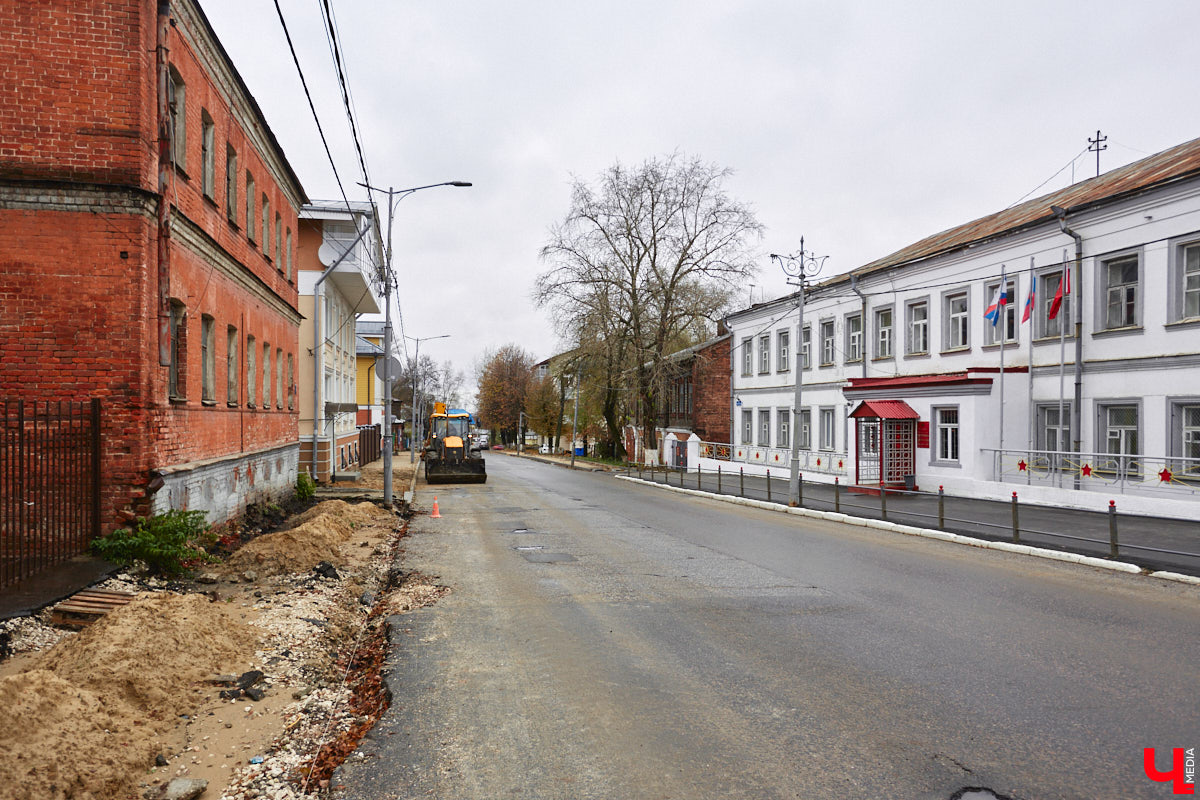 Во Владимире планируют построить дорогу-дублер, которая соединит улицы Гастелло и Куйбышева. Мэрия уже заказала ее проект. Такой вариант позволит частично разгрузить район Горького и лучше связать город с Пекинкой. Также во Владимире займутся ремонтом и подключением подъемников на надземных пешеходных переходах. Но давайте обо всем по порядку.