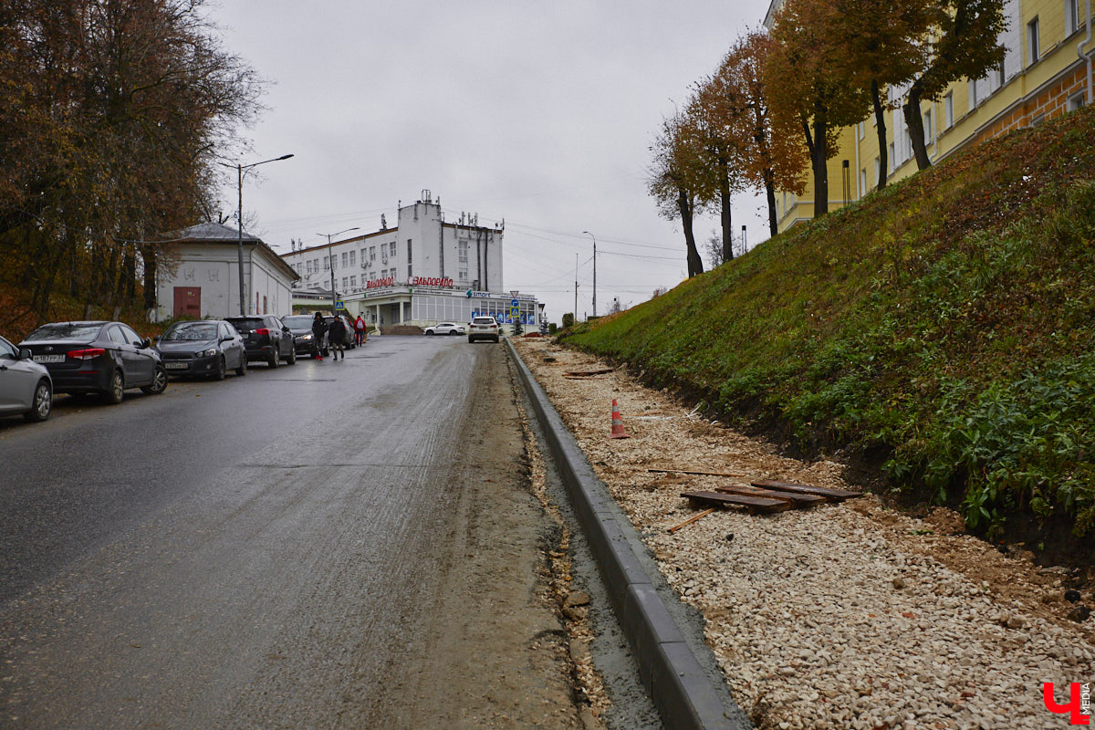 Во Владимире планируют построить дорогу-дублер, которая соединит улицы Гастелло и Куйбышева. Мэрия уже заказала ее проект. Такой вариант позволит частично разгрузить район Горького и лучше связать город с Пекинкой. Также во Владимире займутся ремонтом и подключением подъемников на надземных пешеходных переходах. Но давайте обо всем по порядку.