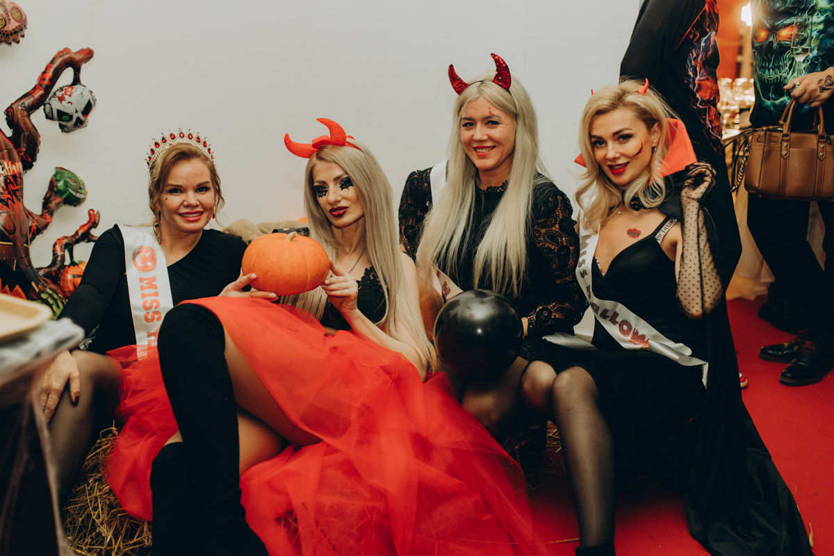 28 октября в Юрьевец со всего города слетелась нечистая сила. Притянула сказочных персонажей эксклюзивная вечеринка-дегустация в честь Хэллоуина. Все было пропитано духом праздника, начиная от лакомств в виде сырого мяса и заканчивая мрачной шоу-программой. «Ключ-Медиа» стал гостем этого ужасно вкусного и жутко интересного мероприятия.