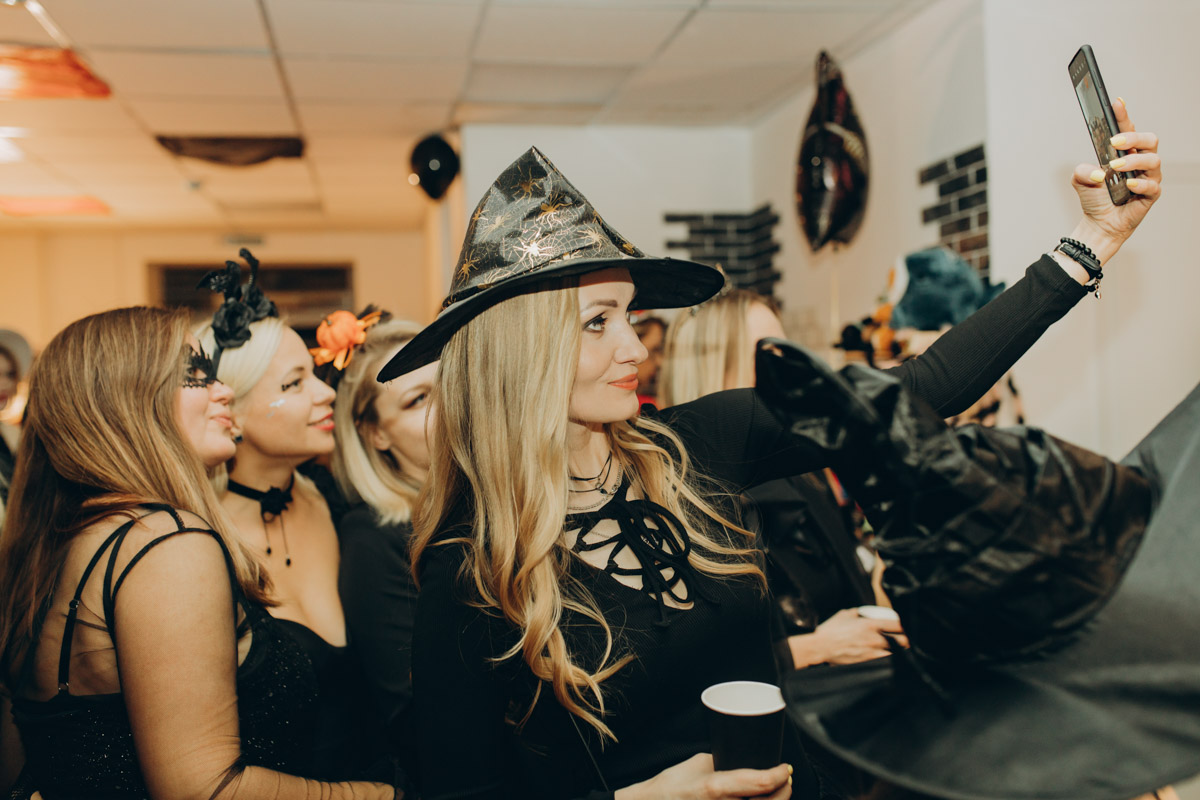 28 октября в Юрьевец со всего города слетелась нечистая сила. Притянула сказочных персонажей эксклюзивная вечеринка-дегустация в честь Хэллоуина. Все было пропитано духом праздника, начиная от лакомств в виде сырого мяса и заканчивая мрачной шоу-программой. «Ключ-Медиа» стал гостем этого ужасно вкусного и жутко интересного мероприятия.